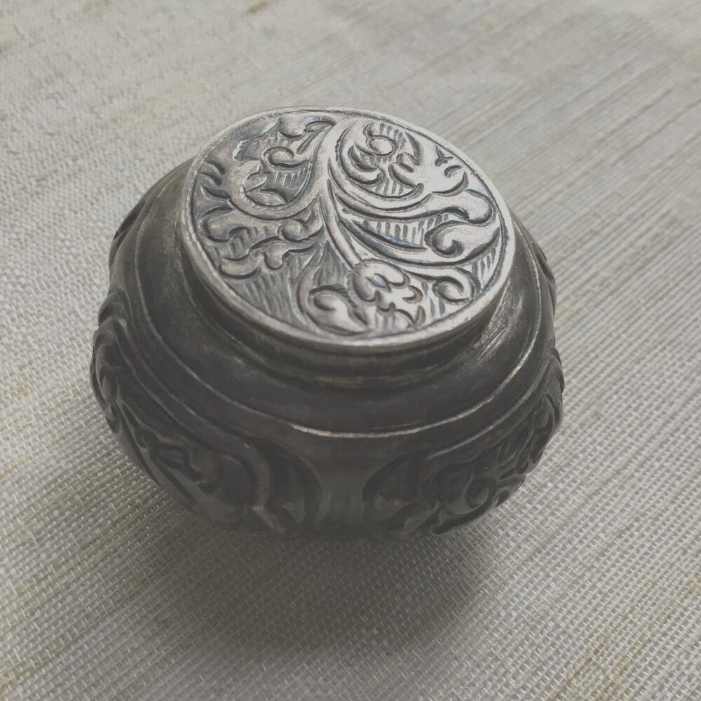 Vintage REO ® Sterling Silver Repoussé Pill Snuff Box Floral Scroll Hinged Lid